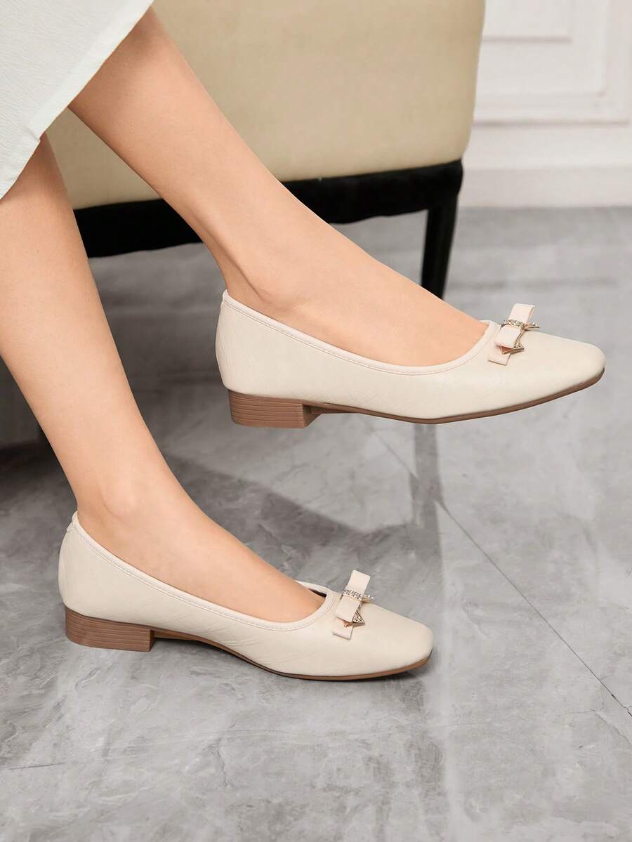 Sleekvia Talons hauts carrés élégants et esthétiques pour femmes, avec un bloc de couleurs noir et abricot, talon épais. Polyvalents pour les déplacements et les sorties, printemps