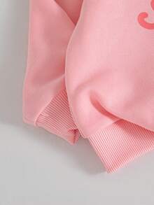 SHEIN Playful Pals Komplet bluzek dla dziewczynek, słodka kapibara z kreskówkową motywem, kwiat, bluzka z długim rękawem i nadrukiem truskawkowym + luźne, elastyczne spodnie jeansowe z prostymi nogawkami w kolorze jasnoniebieskim, dopasowany nadruk, wygodny strój na wiosnę/jesień na przyjęcie urodzinowe, do parku i podróży z kurtką