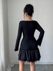 Modelyn Kurzes Damenkleid aus Jacquard-Strick mit Metallschnallen-Dekor und Spitzenbesatz