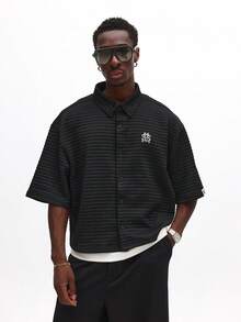 SUMWON 纹理纽扣衬衫，饰有小号Logo刺绣，休闲短袖款式，适合日常穿着，纯色 - 黑色 - 查看 4