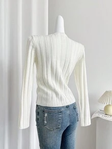 SHEIN LUNE كنزة صوفية قميص كلاسيكية بياقة على شكل حرف V مصنوعة من الأقمشة المحبوكة بشكل مضلع، بلون واحد، بتصميم ضيق، مقاومة للتكتل، بطول قصير، متعددة الاستخدامات للنساء، مناسبة للربيع والخريف - أبيض - مشاهدة 2