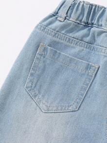 SHEIN Denimly Young Girl 阔腿牛仔裤。推荐甜美清凉的休闲学院风！蓝色牛仔裤，3D粉色蝴蝶结点缀，活力可爱。宽松舒适。百搭百搭，可与衣橱中大多数服装搭配。适合约会、日常上学、海滩度假或与朋友聚会。轻松打造俏皮可爱的少女造型，让小家伙在人群中脱颖而出。 - 淺色水洗藍 - 查看 5