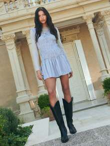 Nöista 蓝色迷你连衣裙，饰有竖黑条纹，荷叶边短袖，上身褶饰，领口系带。采用轻盈透气面料制成。柔美、休闲、俏皮、舒适、修身、夏日、别致、时尚、质感、百搭、青春、清新、轻盈、休闲。 - 彩色 - 查看 6