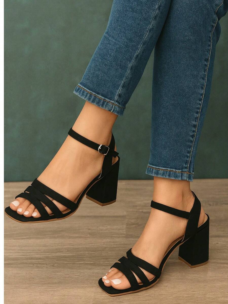 Negras, altas, abiertas, modernas, estas sandalias de tacón ancho con tiras cruzadas al frente y pulsera ajustable en el tobillo destacan por su diseño elegante y versátil. Son perfectas para ocasiones como cenas, reuniones sociales, eventos formales o salidas nocturnas, ya que aportan un toque sofisticado al conjunto. - Negro - Ver 1