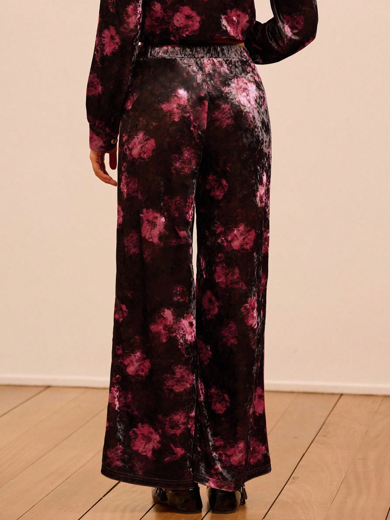 Pantalon en velours à fleurs avec passepoil contrastant et taille élastiquée. Vêtements d'automne pour femmes, tenues d'automne, vêtements d'automne et d'hiver pour femmes