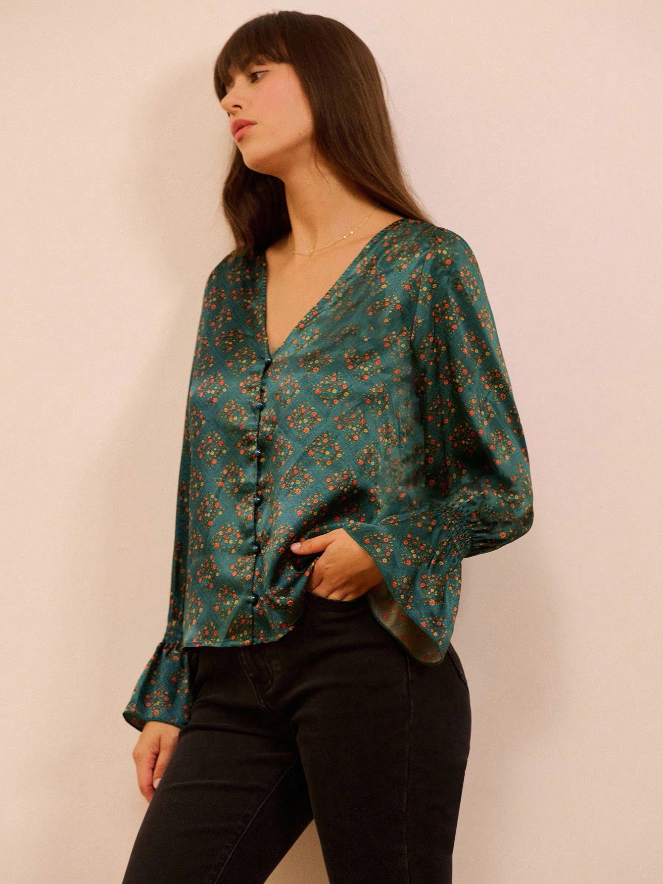 Blusa de satén con estampado floral, cuello en V y puños con volantes para mujer, ideal para primavera, verano, negocios y uso casual en la oficina en invierno