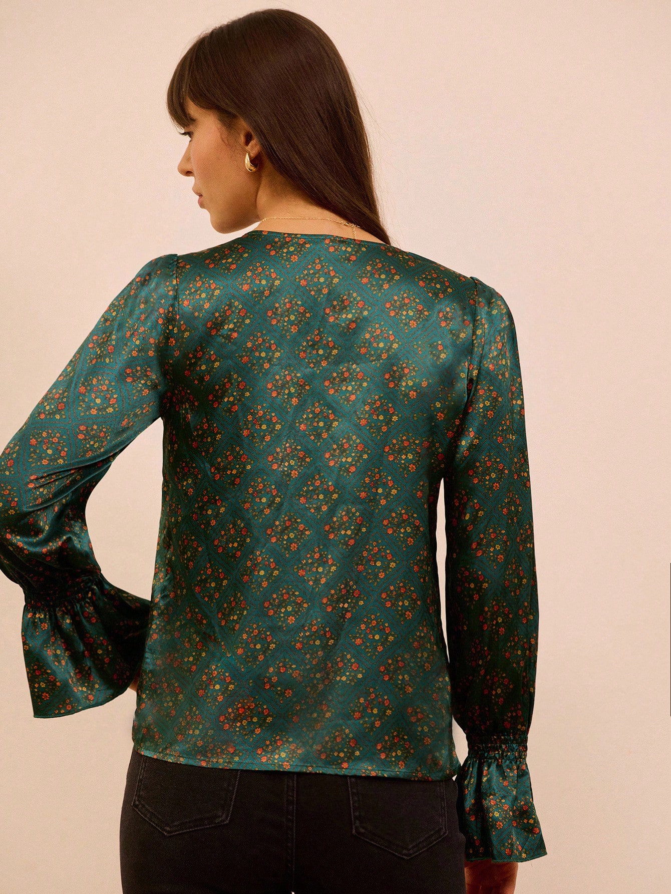 Blusa de satén con estampado floral, cuello en V y puños con volantes para mujer, ideal para primavera, verano, negocios y uso casual en la oficina en invierno