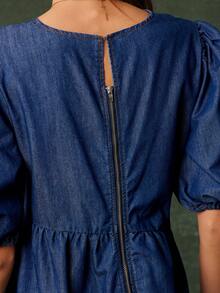 WESTFADE 泡泡袖不对称层叠牛仔中长连衣裙，适合女牛仔风格，可爱秋季波西米亚风装扮，乡村西部风情 - 中等水洗藍 - 查看 3