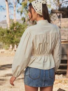 WESTFADE Áo sơ mi peplum xếp nếp cổ bẻ 100% cotton & lỗ khoét hình vỏ sò, thắt nơ phía trước, tay bồng dài, viền ren, ôm sát, xòe, dễ thương cho nữ, mùa thu, mùa đông, phong cách Boho, hòa nhạc đồng quê, trang phục miền Tây - Màu be - Xem 3
