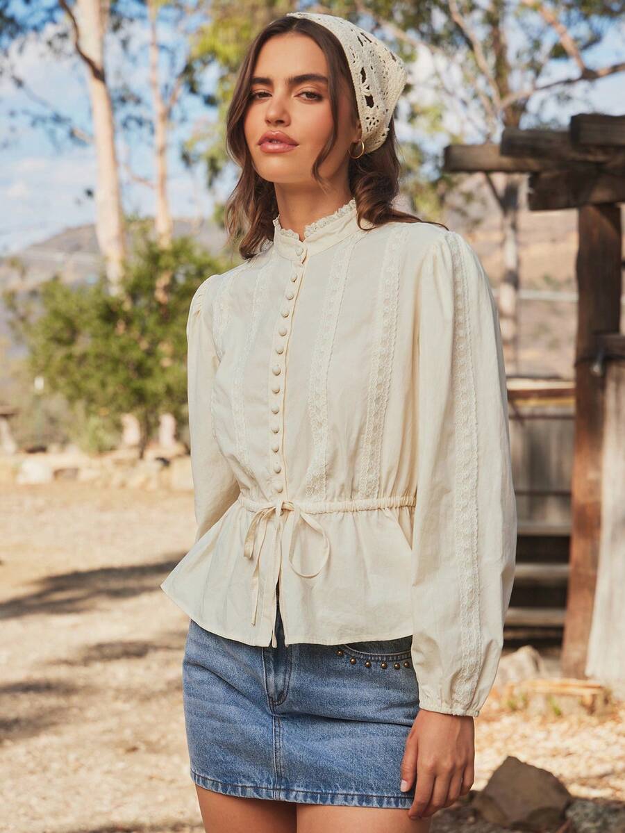 WESTFADE Áo sơ mi peplum xếp nếp cổ bẻ 100% cotton & lỗ khoét hình vỏ sò, thắt nơ phía trước, tay bồng dài, viền ren, ôm sát, xòe, dễ thương cho nữ, mùa thu, mùa đông, phong cách Boho, hòa nhạc đồng quê, trang phục miền Tây - Màu be - Xem 1