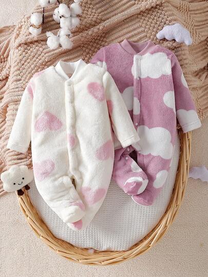 2 件新生儿连脚睡衣套装，长袖连体衣，柔软毛绒面料，带有云朵和心形图案，风格可爱