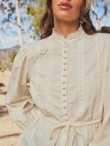 WESTFADE Áo sơ mi peplum xếp nếp cổ bẻ 100% cotton & lỗ khoét hình vỏ sò, thắt nơ phía trước, tay bồng dài, viền ren, ôm sát, xòe, dễ thương cho nữ, mùa thu, mùa đông, phong cách Boho, hòa nhạc đồng quê, trang phục miền Tây - Màu be - Xem 2