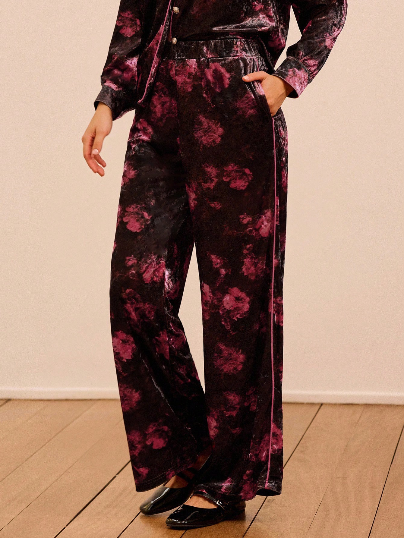 Pantalon en velours à fleurs avec passepoil contrastant et taille élastiquée. Vêtements d'automne pour femmes, tenues d'automne, vêtements d'automne et d'hiver pour femmes