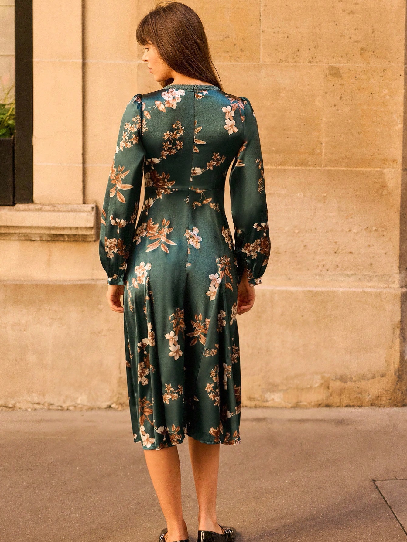 Abito midi in raso con fiori e scollo bordato in pizzo, abbigliamento da donna per l'autunno e l'inverno