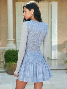Nöista 蓝色迷你连衣裙，饰有竖黑条纹，荷叶边短袖，上身褶饰，领口系带。采用轻盈透气面料制成。柔美、休闲、俏皮、舒适、修身、夏日、别致、时尚、质感、百搭、青春、清新、轻盈、休闲。 - 彩色 - 查看 2
