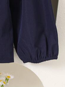 SHEIN Playful Pals مجموعة فتاة شابة أنيقة وحلوة تتكون من ملابس علوية مزينة بفيونكة + بنطلون ساق واسعة، للربيع/الخريف - أزرق غامق - مشاهدة 8