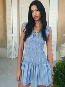 Nöista 蓝色迷你连衣裙，饰有竖黑条纹，荷叶边短袖，上身褶饰，领口系带。采用轻盈透气面料制成。柔美、休闲、俏皮、舒适、修身、夏日、别致、时尚、质感、百搭、青春、清新、轻盈、休闲。 - 彩色 - 查看 3