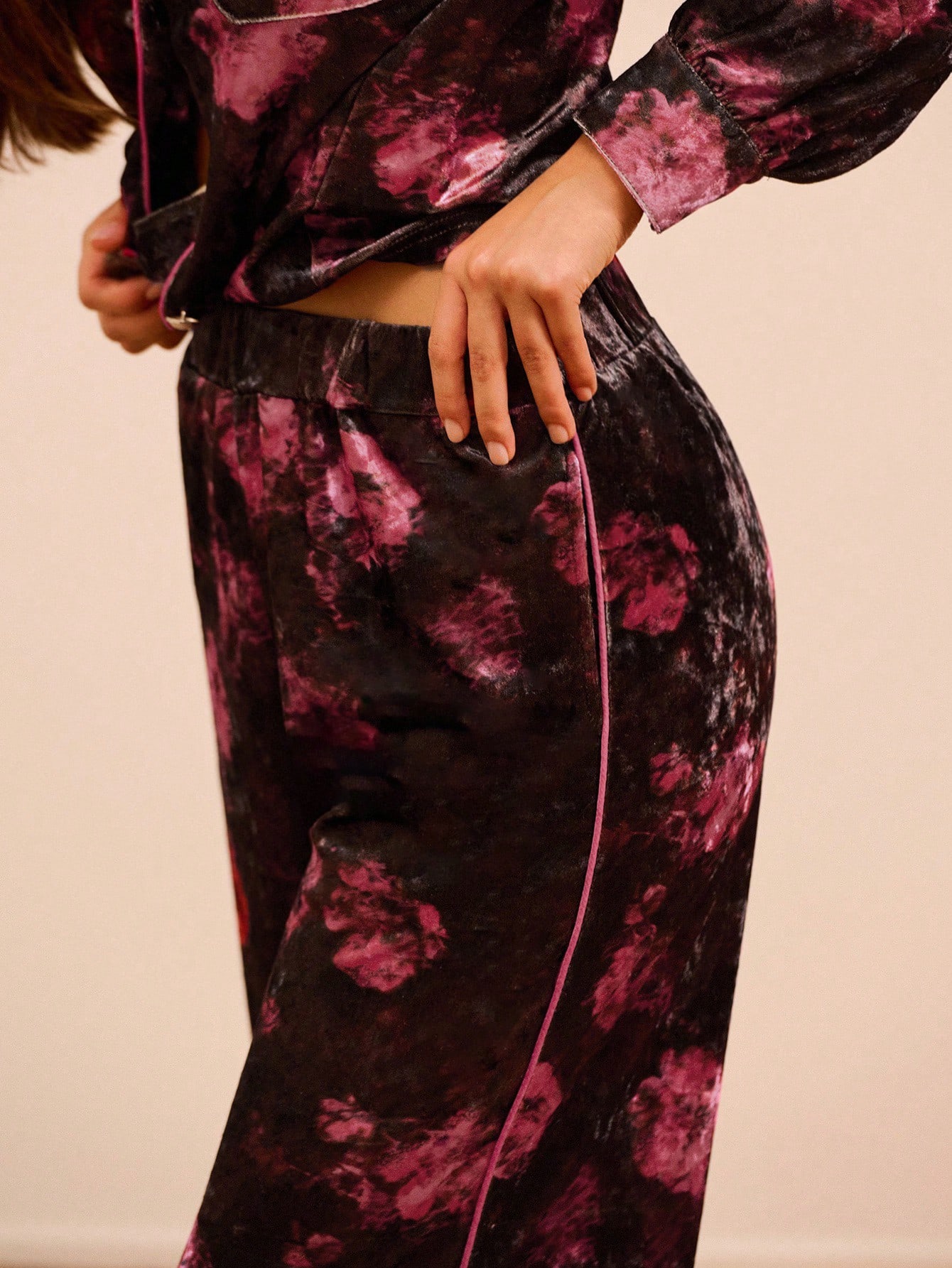 Pantalon en velours à fleurs avec passepoil contrastant et taille élastiquée. Vêtements d'automne pour femmes, tenues d'automne, vêtements d'automne et d'hiver pour femmes