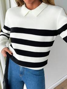 Maglione senza tempo a righe con colletto, con un audace motivo bianco e nero, per uno stile preppy e sofisticato