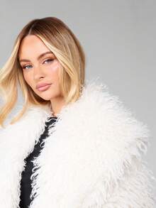 MISSGUIDED Luxuriöser Kunstpelzmantel Winteroberbekleidung Langarm Cardigan-Stil mit offenem Vorderteil