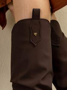 Bota estilo western con caña media-alta,punta cuadrada con aplicación metálica decorativa en la parte frontal,tacón ancho estilo vaquero, estable,cómodo,tiras laterales para facilitar el calce - Marrón - Ver 2