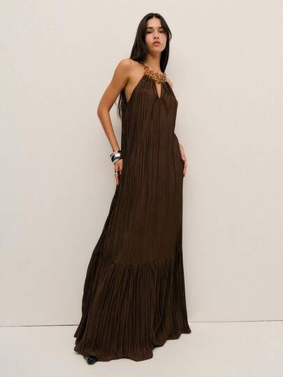 Nöista 褶饰露背长裙，领口精致，飘逸优雅。优雅迷人的派对礼服或晚礼服，是秋季正式场合或婚礼的理想之选。