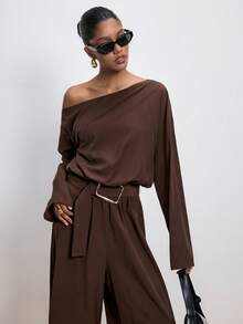 ATUI Studio Minimalistisches, locker geschnittenes Top mit schräger Schulter und langem Ärmel sowie gerade geschnittene Hose als Set