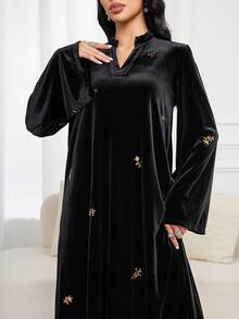 Al Najma V领刺绣天鹅绒优雅连衣裙，精致魅力 - 黑色 - 查看 4