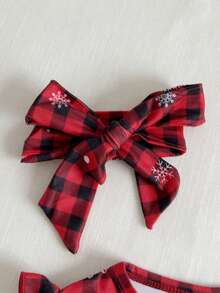 SHEIN Bộ đồ bé gái màu đỏ đen kẻ caro họa tiết bông tuyết, hươu, cây thông Noel, tay bồng, cổ tròn và eo chun, nơ kẻ caro kèm băng đô, thích hợp cho kỳ nghỉ Giáng sinh, thoải mái và năng động. - Đỏ - Xem 6