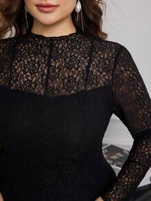 Modelyn Vestido elegante, minimalista y romántico de manga larga con encaje y ajustado para tallas grandes - Negro - Ver 7