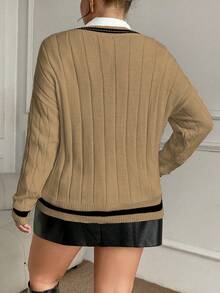 Elenzga Suéter feminino plus size com decote em V profundo, manga comprida, torcido, casual, estilo universitário, bordado, patchwork preto e branco, solto, pulôver - Caqui - Ver 2