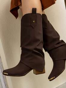 Bota estilo western con caña media-alta,punta cuadrada con aplicación metálica decorativa en la parte frontal,tacón ancho estilo vaquero, estable,cómodo,tiras laterales para facilitar el calce - Marrón - Ver 1