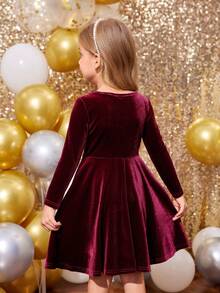 SHEIN Emery Rose Kids 年轻女孩优雅休闲天鹅绒圆领套头开叉设计中长连衣裙，适合学校、日常休闲装、秋冬年轻女孩、青少年/年轻女孩生日连衣裙、妈妈和我搭配万圣节返校秋季年轻女孩小女孩红色连衣裙带纽扣适合圣诞节。 - 酒紅色 - 查看 4