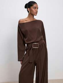 ATUI Studio Minimalistisches, locker geschnittenes Top mit schräger Schulter und langem Ärmel sowie gerade geschnittene Hose als Set