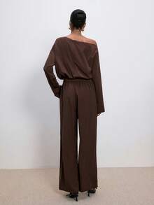 ATUI Studio Minimalistisches, locker geschnittenes Top mit schräger Schulter und langem Ärmel sowie gerade geschnittene Hose als Set