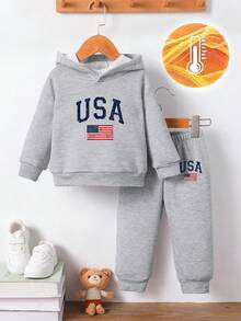 2 件套男婴时尚简约美国国旗和字母印花连帽卫衣和羊毛裤套装，适合秋冬季外出 - 灰色 - 查看 3