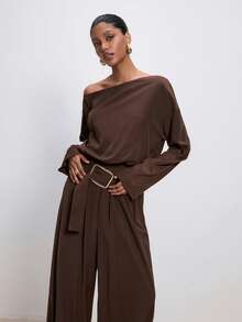 ATUI Studio Minimalistisches, locker geschnittenes Top mit schräger Schulter und langem Ärmel sowie gerade geschnittene Hose als Set