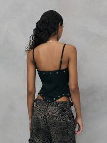 TypaGal 这款前卫的黑色紧身胸衣饰有银色铆钉，并采用尖头下摆设计，打造出引人注目的轮廓。这款黑色上衣非常适合搭配牛仔裤或裙子，为您的夜间外出造型增添大胆、现代的气息。 - 黑色 - 查看 4