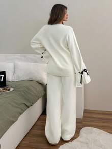EURMUSE Ensemble tricoté 2 pièces pour femmes en tenues d'automne/hiver : pull col rond décontracté à manches ballons de couleur blanc pur avec ruban de couleur contrastante aux poignets et pantalon en tricot de couleur unie à jambes larges