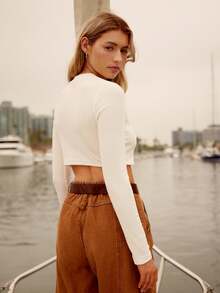 WESTFADE Seashell, Crab, & Starfish Graphic Print Rib Knit Crew Neck Cropped Long Sleeve Shrunken Baby T-Shirt Cute Fall Top, Western Wear For Women, Autumn, Winter, Boho, Casual, Coastal Cowgirl, Nashville Country - White - View 2