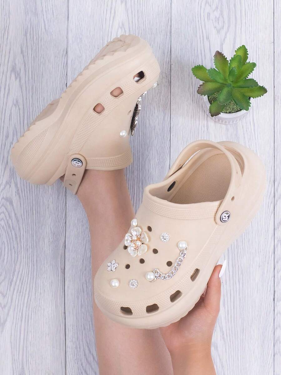 Sandalias tipo zueco de moda para mujer, decoradas con perlas, cristales y detalles metálicos que aportan un toque glamuroso y único. Su diseño ergonómico y ligero asegura máxima comodidad para uso diario, ya sea en casa, trabajo o actividades casuales. Fabricadas en material resistente e impermeable, estas sandalias ofrecen una gran durabilidad y fácil limpieza. Los orificios permiten una excelente ventilación, mientras que la correa ajustable facilita un calce cómodo y práctico. - Beis - Ver 1