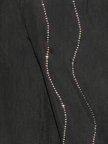 Nöista 这款优雅的黑色长裤采用宽松的阔腿廓形，并饰有精致的亮片波浪纹细节。无论是春假之夜、生日派对，还是节日盛装，它都能完美胜任，将舒适与优雅完美融合，是女士春假穿搭系列的理想之选。 - 黑色 - 查看 6