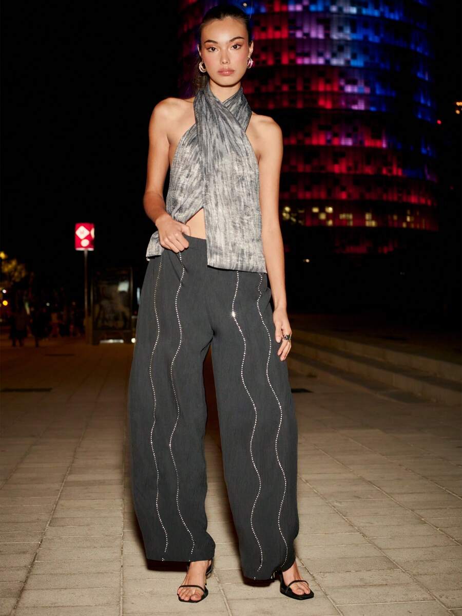 Nöista 这款优雅的黑色长裤采用宽松的阔腿廓形，并饰有精致的亮片波浪纹细节。无论是春假之夜、生日派对，还是节日盛装，它都能完美胜任，将舒适与优雅完美融合，是女士春假穿搭系列的理想之选。 - 黑色 - 查看 1