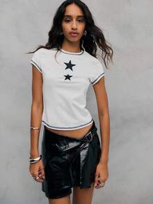 TypaGal Audaz y moderno, esta falda negra está confeccionada en piel sintética brillante con un diseño envolvente asimétrico y una hebilla llamativa. Una falda mini negra perfecta para conjuntos con un toque edgy o para salir de noche. - Negro - Ver 3