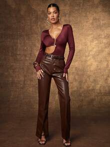 Hauture Asymmetrischer, sexy, elastischer Strick-Bodysuit in Unifarbe mit Metallring-Dekor, Langarm - Bordeaux - Übersicht 2
