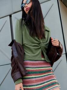 Nöista 这款橄榄绿上衣采用巧妙的扭结前襟设计，凸显腰线，搭配柔软的领子和长袖。采用弹力舒适的针织面料制成，是打造时尚秋季造型、冬季叠穿或休闲假日聚会的理想之选。 - 軍綠色 - 查看 1