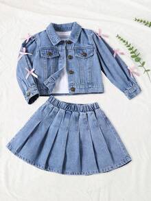 SHEIN Playful Pals 少女甜美可爱百搭学院风休闲度假两件套：手工缝制3D蝴蝶结泡泡袖牛仔外套，搭配牛仔百褶迷你裙。适合外出、约会、日常穿着、海滩度假、返校季造型。 - 中等水洗藍 - 查看 3