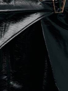 TypaGal Audaz y moderno, esta falda negra está confeccionada en piel sintética brillante con un diseño envolvente asimétrico y una hebilla llamativa. Una falda mini negra perfecta para conjuntos con un toque edgy o para salir de noche. - Negro - Ver 6