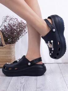 Sandalias tipo zueco de moda para mujer, decoradas con perlas, cristales y detalles metálicos que aportan un toque glamuroso y único. Su diseño ergonómico y ligero asegura máxima comodidad para uso diario, ya sea en casa, trabajo o actividades casuales. Fabricadas en material resistente e impermeable, estas sandalias ofrecen una gran durabilidad y fácil limpieza. Los orificios permiten una excelente ventilación, mientras que la correa ajustable facilita un calce cómodo y práctico. - Negro - Ver 2
