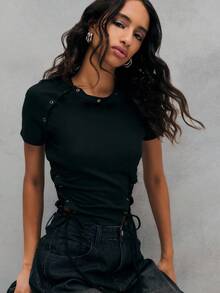 TypaGal 这款黑色上衣侧边和肩部饰有金属孔眼和系带细节，为任何造型增添时尚前卫的气息，可轻松搭配裙子或牛仔裤。 - 棕色 - 查看 4